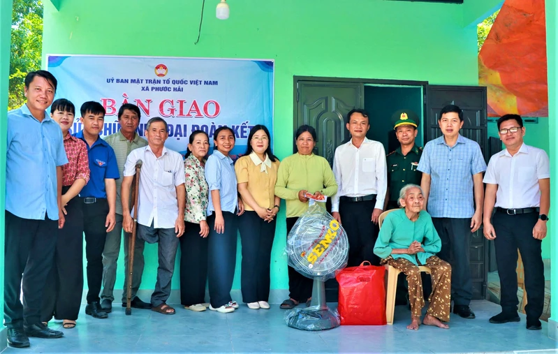 Đồn Biên phòng Phước Hải bàn giao nhà Đại đoàn kết cho hộ gia đình khó khăn