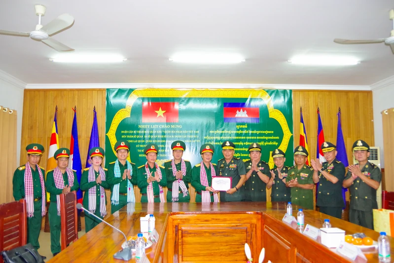 Bộ Tham mưu Quân khu 7 thăm, chúc Tết Chol Chnam Thmay tại Campuchia