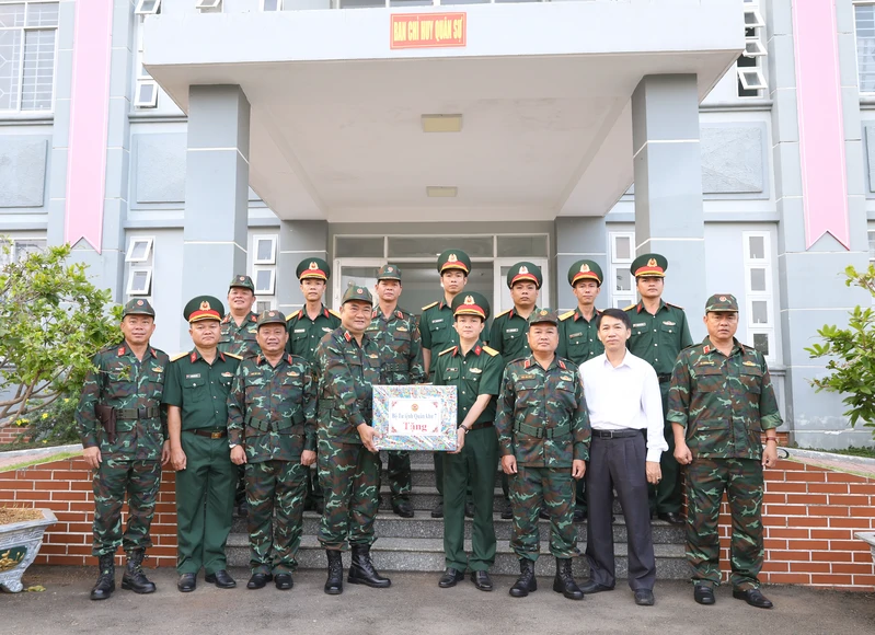 Bộ Tư lệnh Quân khu 7 thăm, tặng quà cấp ủy, chính quyền địa phương, Lực lượng vũ trang và Nhân dân trên địa bàn tỉnh Lâm Đồng và Đồng Nai