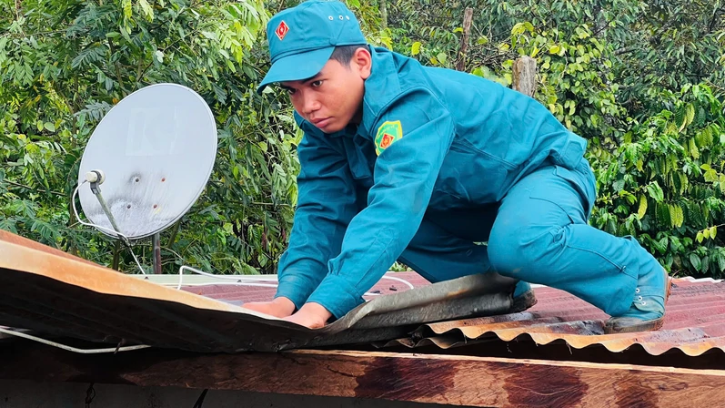 LLVT tỉnh Lâm Đồng giúp dân khắc phục hậu quả giông lốc