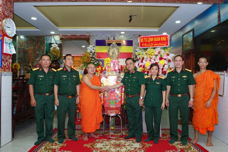 Quân khu 7 thăm, chúc mừng Tết Chôl Chnăm Thmây của đồng bào Khmer