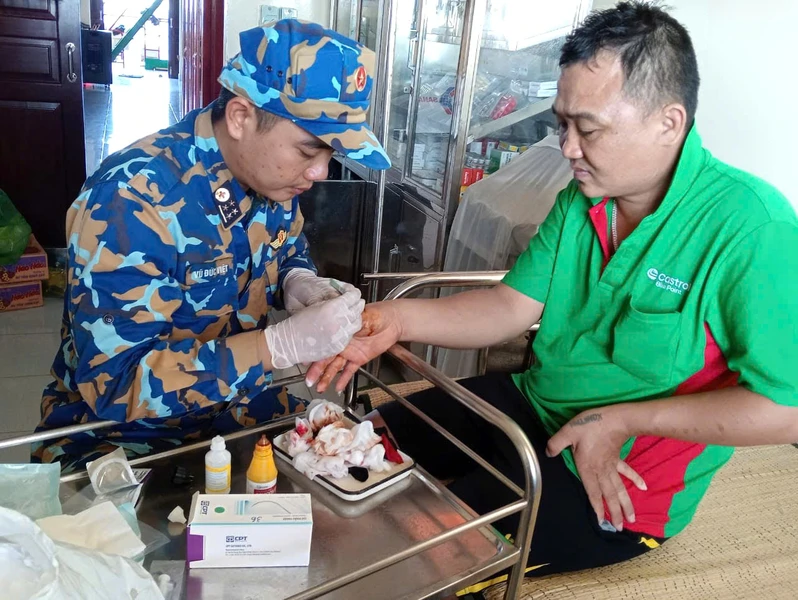 Nhà giàn DK1/7 sơ cứu kịp thời ngư dân gặp nạn trên biển