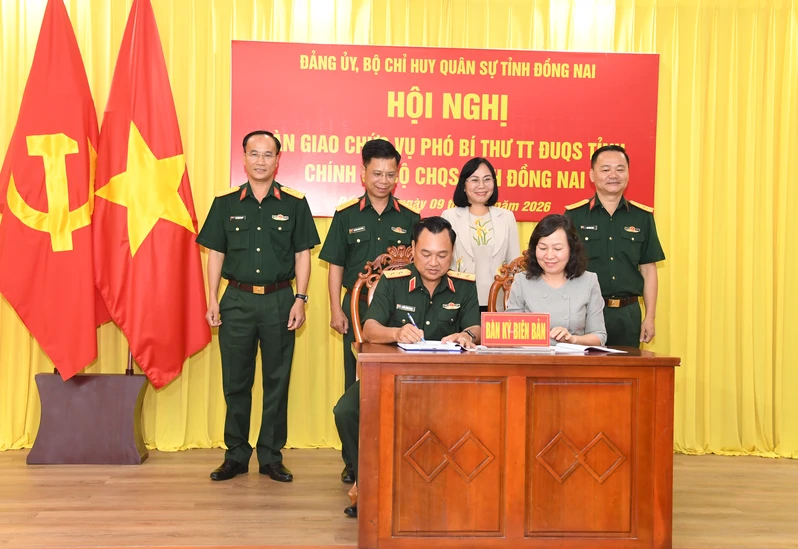 Bàn giao chức vụ Chính ủy Bộ CHQS tỉnh Đồng Nai