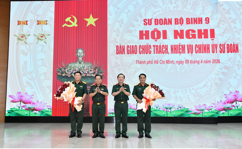 Bàn giao chức trách, nhiệm vụ Chính ủy Sư đoàn 9 
