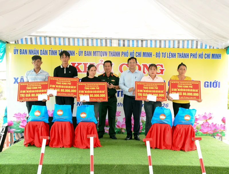 TP. Hồ Chí Minh tổ chức khám bệnh, phát thuốc, tặng quà và khởi công xây dựng 10 căn nhà tại Tây Ninh