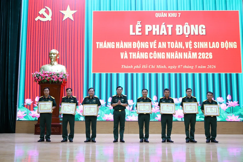 Quân khu 7 mít tinh hưởng ứng Tháng hành động về an toàn, vệ sinh lao động và Tháng công nhân năm 2026