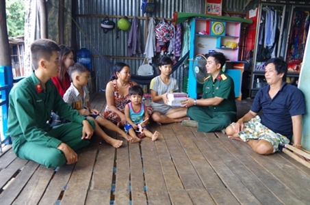 Bộ đội Tân Hưng đỡ đầu học sinh nghèo nơi biên giới