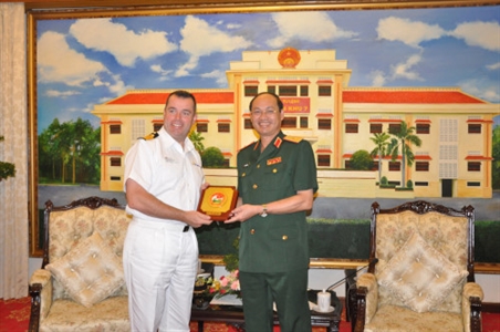 Bộ Tư lệnh Quân khu 7 tiếp đoàn sĩ quan chỉ huy tàu Hải quân Hoàng gia Anh