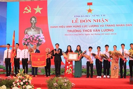 Trường THCS Văn Lương, huyện Long Điền đón nhận danh hiệu Anh hùng lực lượng vũ trang nhân dân