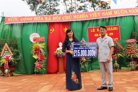 Hội Doanh nhân CCB tỉnh Đồng Nai tặng 215 triệu đồng cho học sinh huyện Di Linh, tỉnh Lâm Đồng