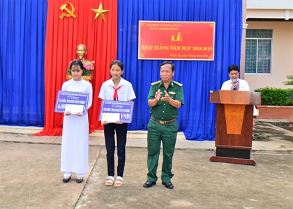 Bộ đội Biên phòng Long An trao học bổng “Nâng bước em đến trường” năm học 2018 - 2019