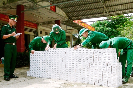 Đồn Biên phòng cửa khẩu quốc tế Bình Hiệp, Long An bắt giữ 8.500 gói thuốc lá nhập lậu