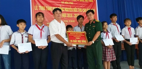 Quận 3, Thành phố Hồ Chí Minh trao tặng học bổng Nguyễn Hữu Thọ hỗ trợ xây dựng nông thôn mới