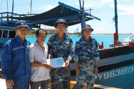 Sửa chữa thành công tàu cá ngư dân hỏng máy tại khu vực đảo Sinh Tồn