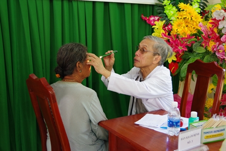 Khám bệnh, cấp thuốc, tặng quà cho gia đình chính sách, hộ nghèo trên huyện đảo Phú Quý