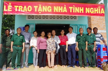 Anh hùng LLVT Nhân dân Trần Thị Sữa tặng nhà cho gia đình chính sách