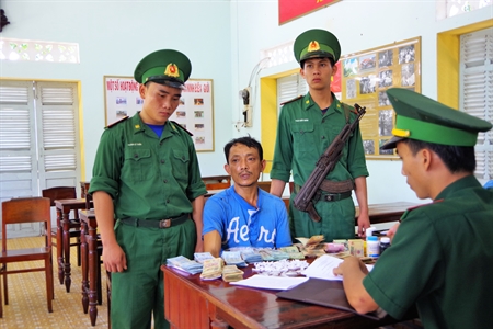 Đồn Biên phòng Phước Lộc, tỉnh Bình Thuận bắt đối tượng tàng trữ 158 tép heroin