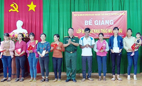 Đoàn Kinh tế - Quốc phòng 778 bế giảng 2 lớp khai thác mủ cao su cho đồng bào dân tộc thiểu số