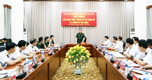 Phó Đô đốc Trần Hoài Trung bàn giao chức trách Bí thư Đảng ủy, Chính ủy Hải quân