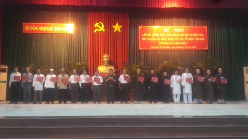 100 chức sắc, nhà tu hành, người đứng đầu các tôn giáo được trao chứng nhận lớp bồi dưỡng Kiến thức quốc phòng an ninh