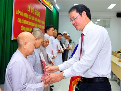 TPHCM bế giảng lớp bồi dưỡng kiến thức quốc phòng - an ninh cho chức sắc, nhà tu hành, người tiêu biểu trong cộng đồng dân cư