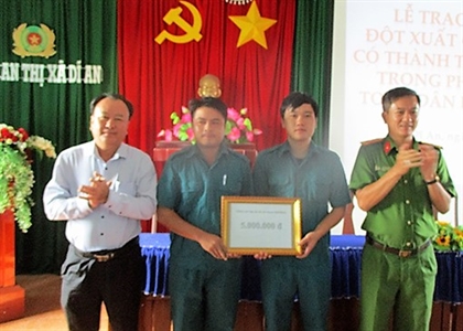 Thưởng “nóng” cho lực lượng dân quân phường Dĩ An bắt cướp