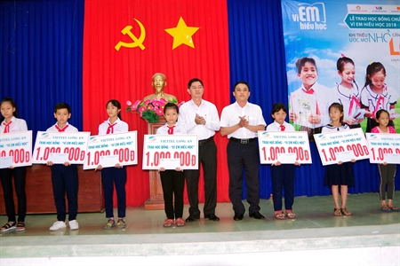 Viettel  Long An trao học bổng "Vì em hiếu học"