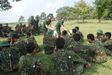 Phụ nữ Sư đoàn 5 tiếp sức mùa huấn luyện