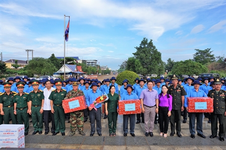 Tiễn hai đội K70, K71 sang Campuchia làm nhiệm vụ