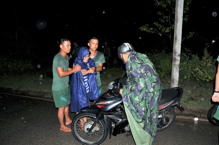 Biên phòng tỉnh Long An giúp dân khắc phục lốc xoáy
