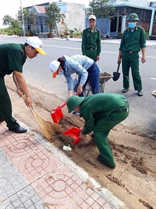 Đồn Biên phòng Long Sơn phối hợp cải tạo cảnh quan môi trường tại khu tái định cư