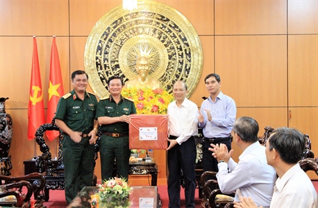 Phó Đô đốc Trần Hoài Trung, Bí thư Đảng ủy, Chính ủy Quân khu 7 thăm, tặng quà cấp ủy, chính quyền, cơ quan đơn vị tỉnh Bình Thuận