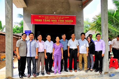 Cụm Thi đua 10 - LLVT Thành phố HCM trao tặng nhà tình nghĩa đối tượng chính sách tỉnh Tiền Giang