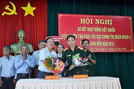 Cục chính trị Quân đoàn 4 và huyện Tân Châu, tỉnh Tây Ninh: 15 năm ân tình son sắt