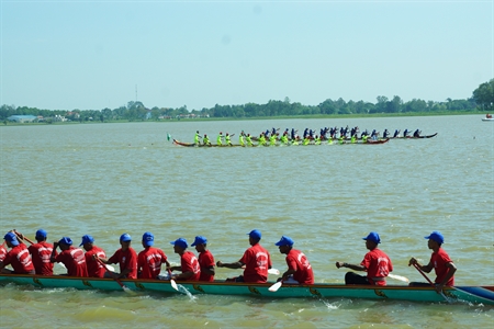 Chính ủy Quân khu 7 dự Lễ hội đua ghe Ngo tại tỉnh Svây Riêng, Vương quốc Campuchia