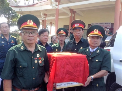 Trân trọng tiễn đưa liệt sĩ về đất mẹ