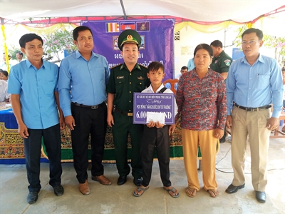 Bộ đội Biên phòng Long An trao học bổng “Nâng bước em đến trường
