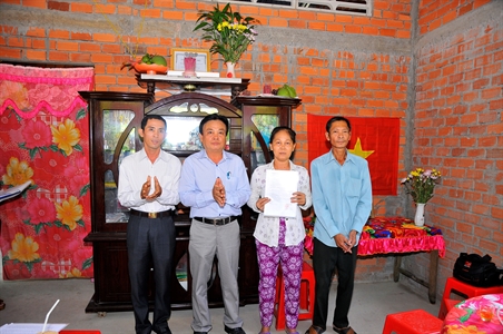 Cụm Tự vệ thi đua 10- LLVT thành phố Hồ Chí MInh tặng nhà tình nghĩa tỉnh Bến Tre
