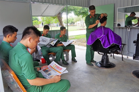 Tiệm cắt tóc chiến sĩ