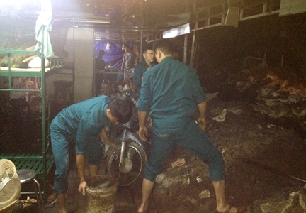 Dân quân Quận 12, TP. Hồ Chí Minh giúp dân khắc phục vỡ bờ bao