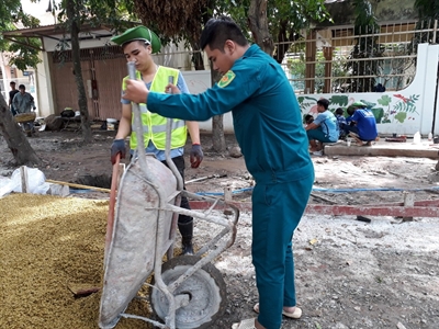 Dân quân xã Long Thới, huyện Nhà Bè thực hiện tháng cao điểm vì người nghèo