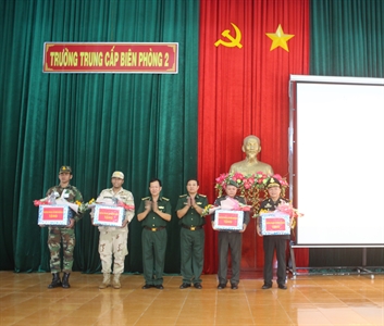 Trường Trung cấp Biên phòng 2 gặp mặt, tặng quà học viên Campuchia