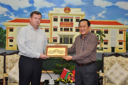 Tư lệnh Quân khu 7 tiếp Bộ trưởng Bộ Quốc phòng Cộng hòa Bê-la-rút