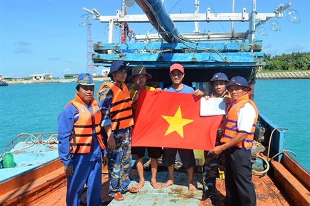 Trung tâm Hậu cần kỹ thuật đảo Sinh Tồn khắc phục sự cố tàu cá bị nạn trên biển