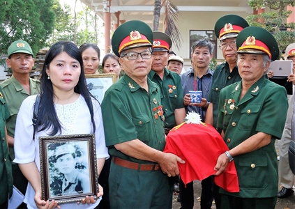 Tiễn đưa hài cốt liệt sĩ Nguyễn Khắc Nhiễu về an táng tại tỉnh Hải Dương