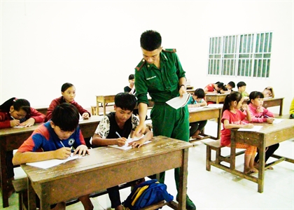 Thầy giáo quân hàm xanh nơi biên giới