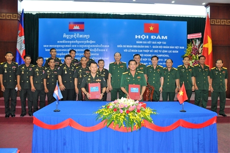 Sư đoàn bộ binh 5, Quân khu 7 hội đàm hợp tác với Lữ đoàn Can thiệp số 1, Quân đội Hoàng gia Campuchia