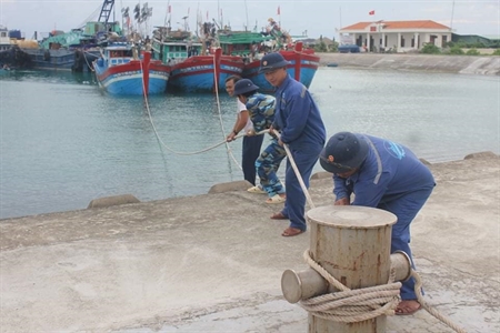 Trung tâm Hậu cần kỹ thuật đảo Sinh Tồn giúp ngư dân tránh bão số 9