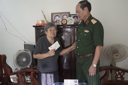 Bộ Tư lệnh Quân khu thăm, tặng quà cựu tù Côn Đảo