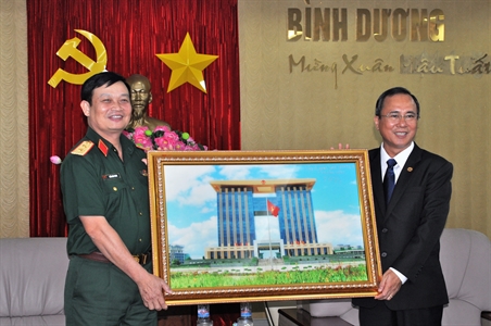 Phó Đô đốc Trần Hoài Trung, Bí thư Đảng ủy, Chính ủy Quân khu thăm tỉnh Bình Dương